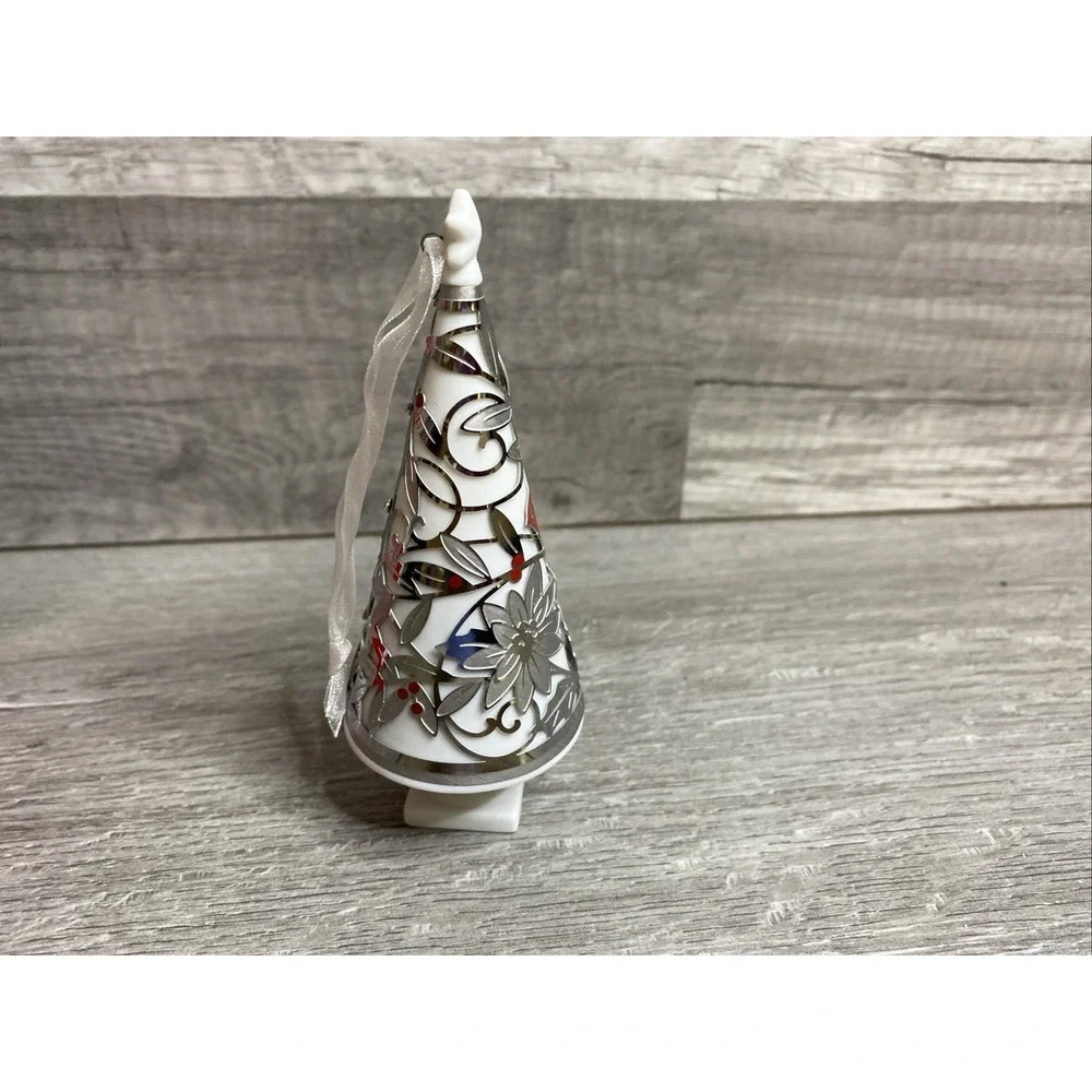A Season Of Beauty Hallmark Ornament 2013, Tree Cardinal, Porcelain & Metal‎